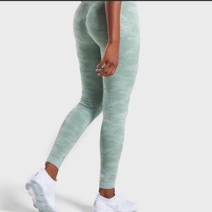 GYMSHARK camo seamless leggings in green. Size small.